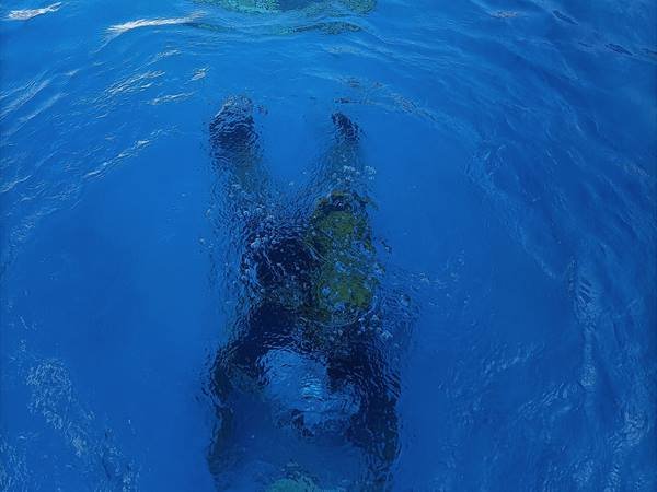 Buzo realizando una inspección subacuática del vaso de una piscina